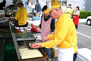 餃子400人分を用意焼くのはテレビ東京の餃子選手権大会で優秀な成績を出した方