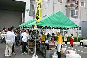 作るのも運ぶのも大勢のボランティアが必要
