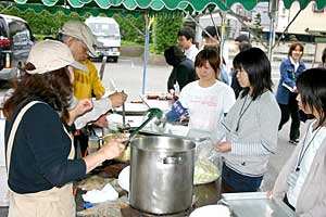 トン汁400人分を用意