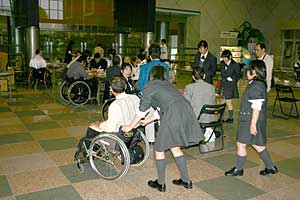 特産品販売へ案内