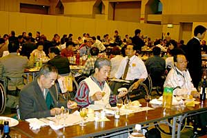 裏方は大変、走り回る大会事務局長の荒川さん