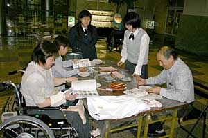 美術部の生徒さんに手伝ってもらうことも出来ました。