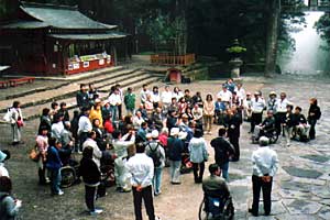 東照宮前で朝霧の中、挨拶と説明