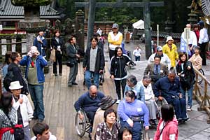 2回目の階段を登るため順番を待つ