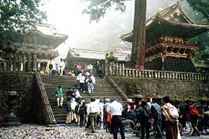 陽明門前の階段がきついボランティアは汗だ