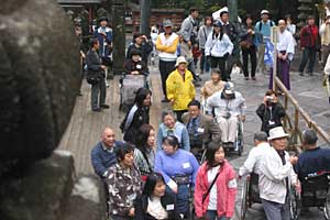 3回目の階段、右後ろ紫の袴は東照宮総務部長星野さん、大変お世話になりました。