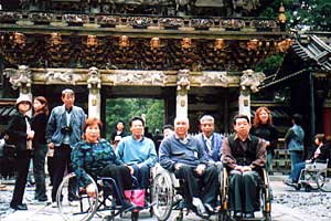 陽明門前で記念撮影