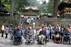参拝を終えた人とこれから上る人