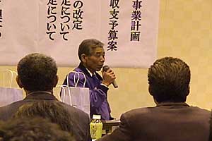 全国総会閉会を宣言する栃木県支部飯島さん