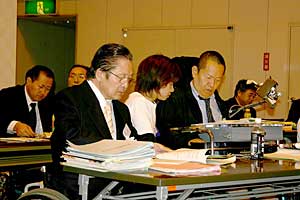 議案説明する本部席