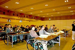熱心に聞き入る参加者-1