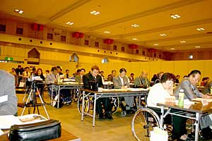 熱心に聞き入る参加者-2