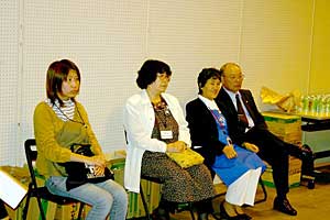 会議を見守る一般傍聴者